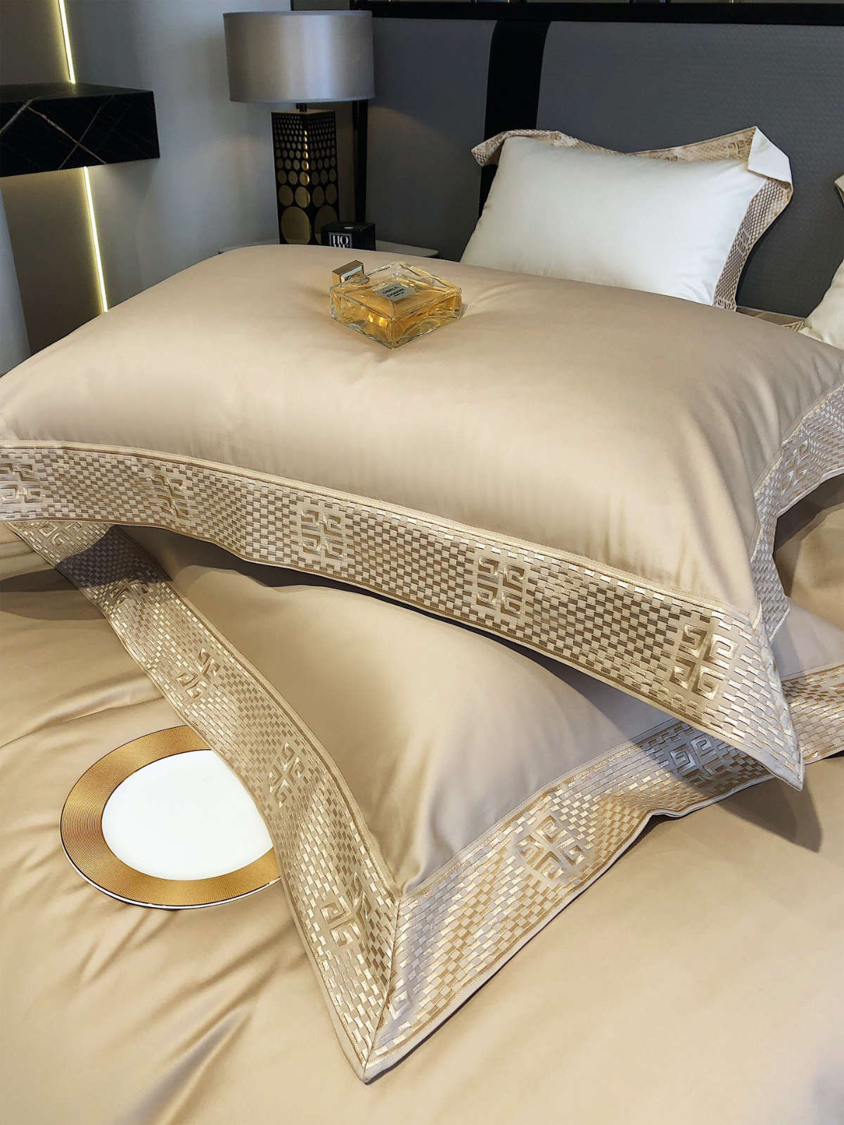 PREMIUM Egipto medvilnės patalynės komplektas su siuviniais "Golden Hour"