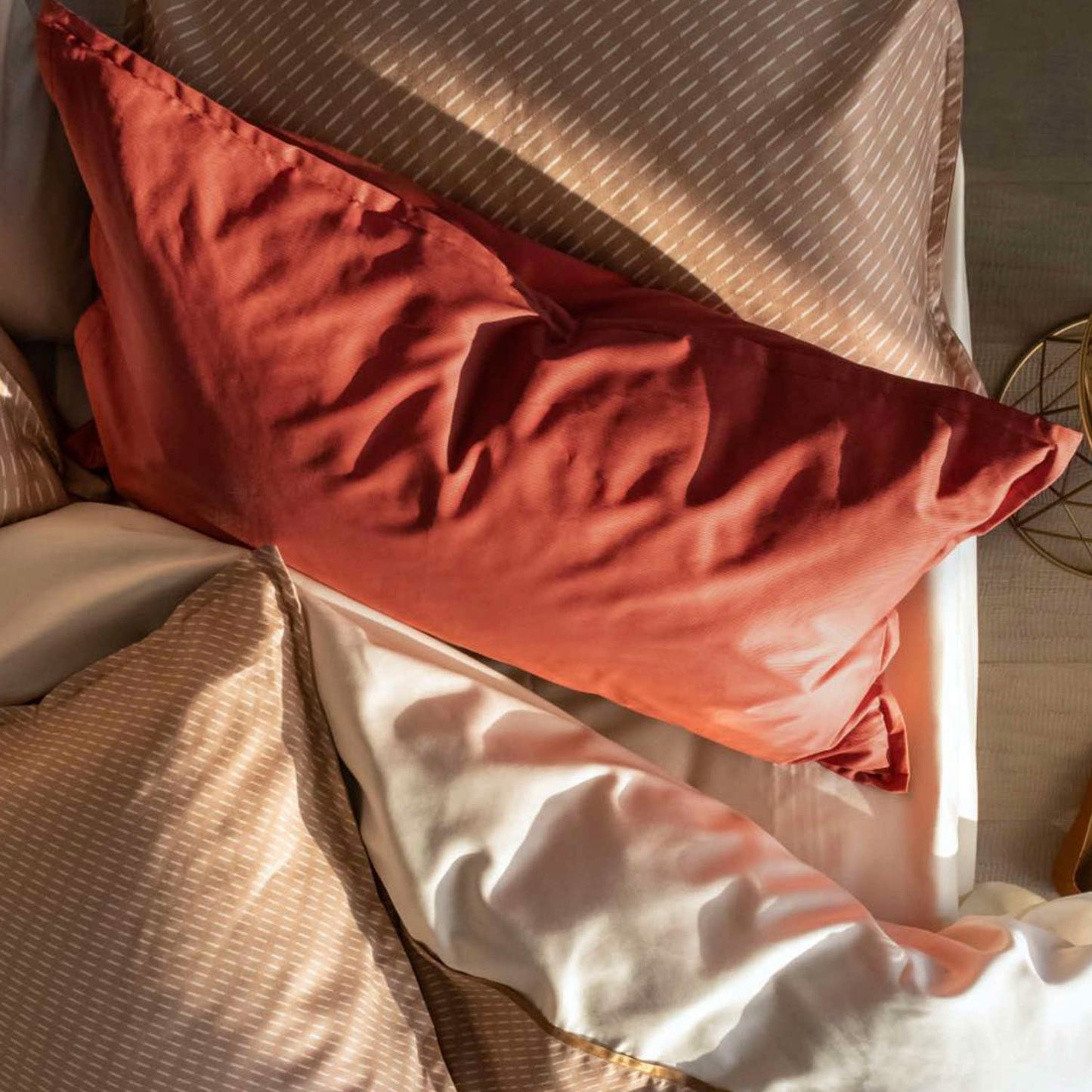 Šeimyninis Viešbutinio Premium perkelio patalynės komplektas su dviem antklodėmis - spalva Žemiška - Pagaminta Italijoje
