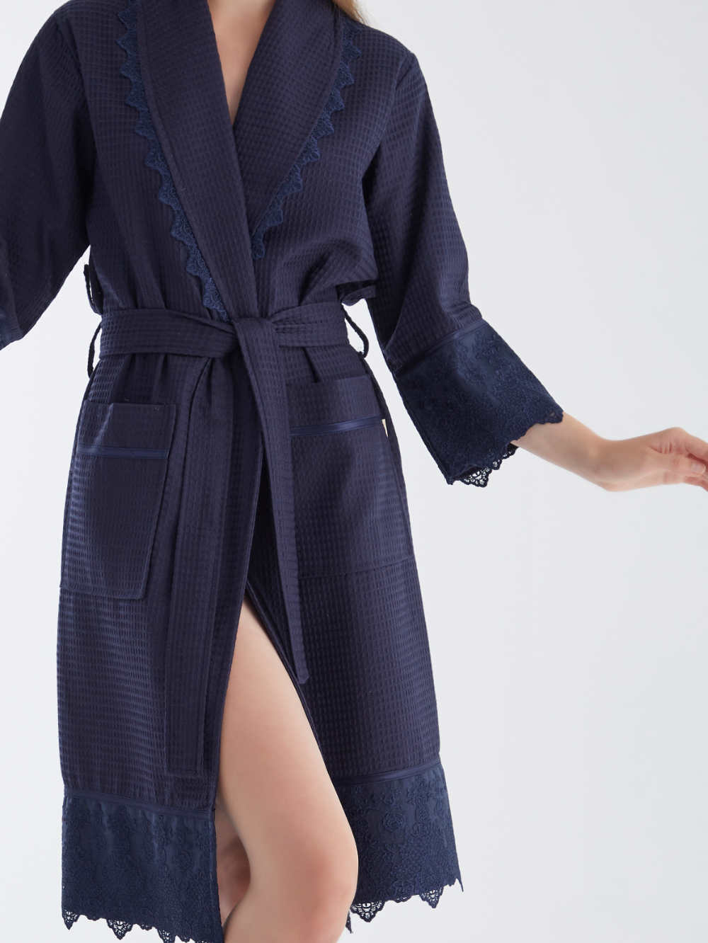 VAFLINIS BAMBUKINIS MOTERIŠKAS CHALATAS SU NĖRINIAIS - MILA BLUE - M-2XL