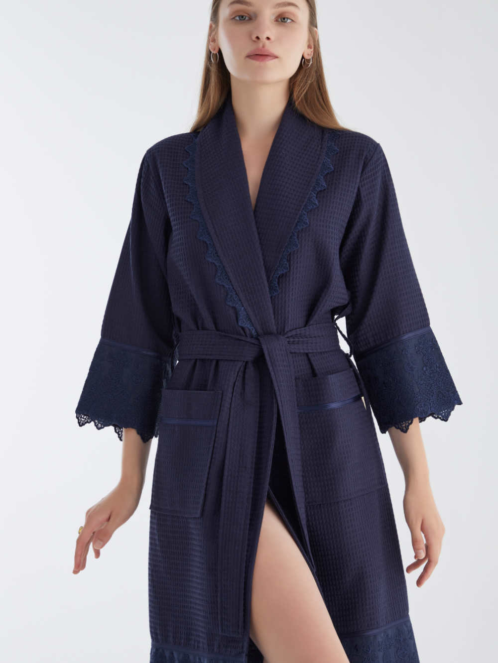 VAFLINIS BAMBUKINIS MOTERIŠKAS CHALATAS SU NĖRINIAIS - MILA BLUE - M-2XL