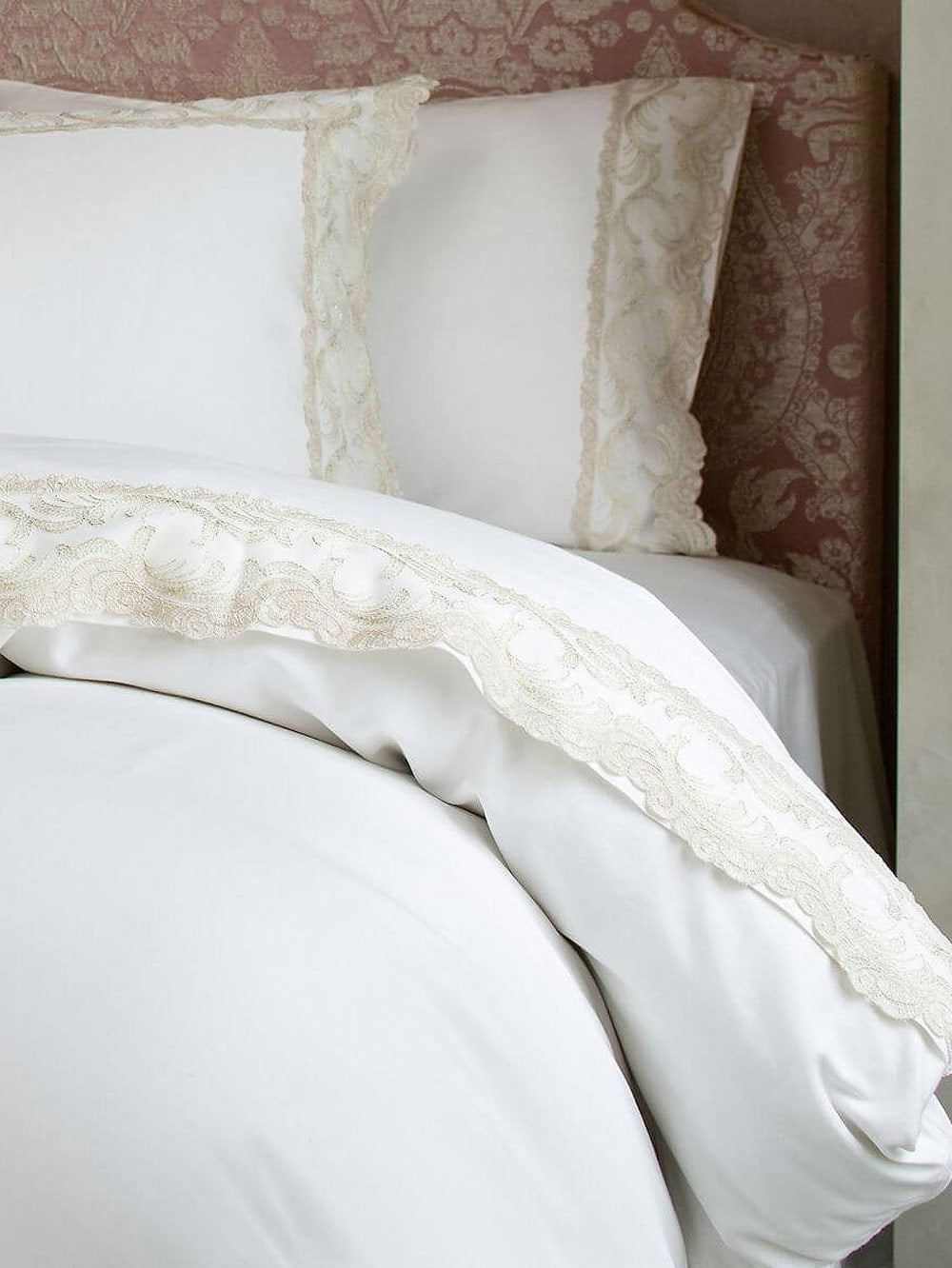 PREMIUM SATINO PATALYNĖS KOMPLEKTAS SU NĖRINIAIS "STELLA"