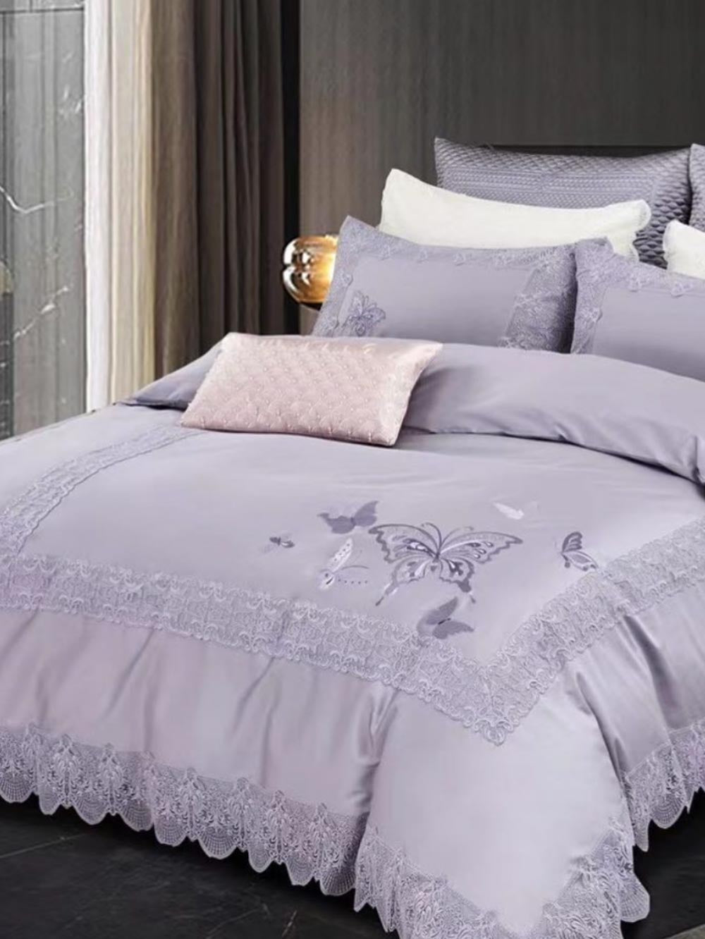 PRABANGUS PREMIUM SATINO PATALYNĖS KOMPLEKTAS SU PRANCŪZIŠKAIS NĖRINIAIS "MADAM BUTTERFLY LILAC"