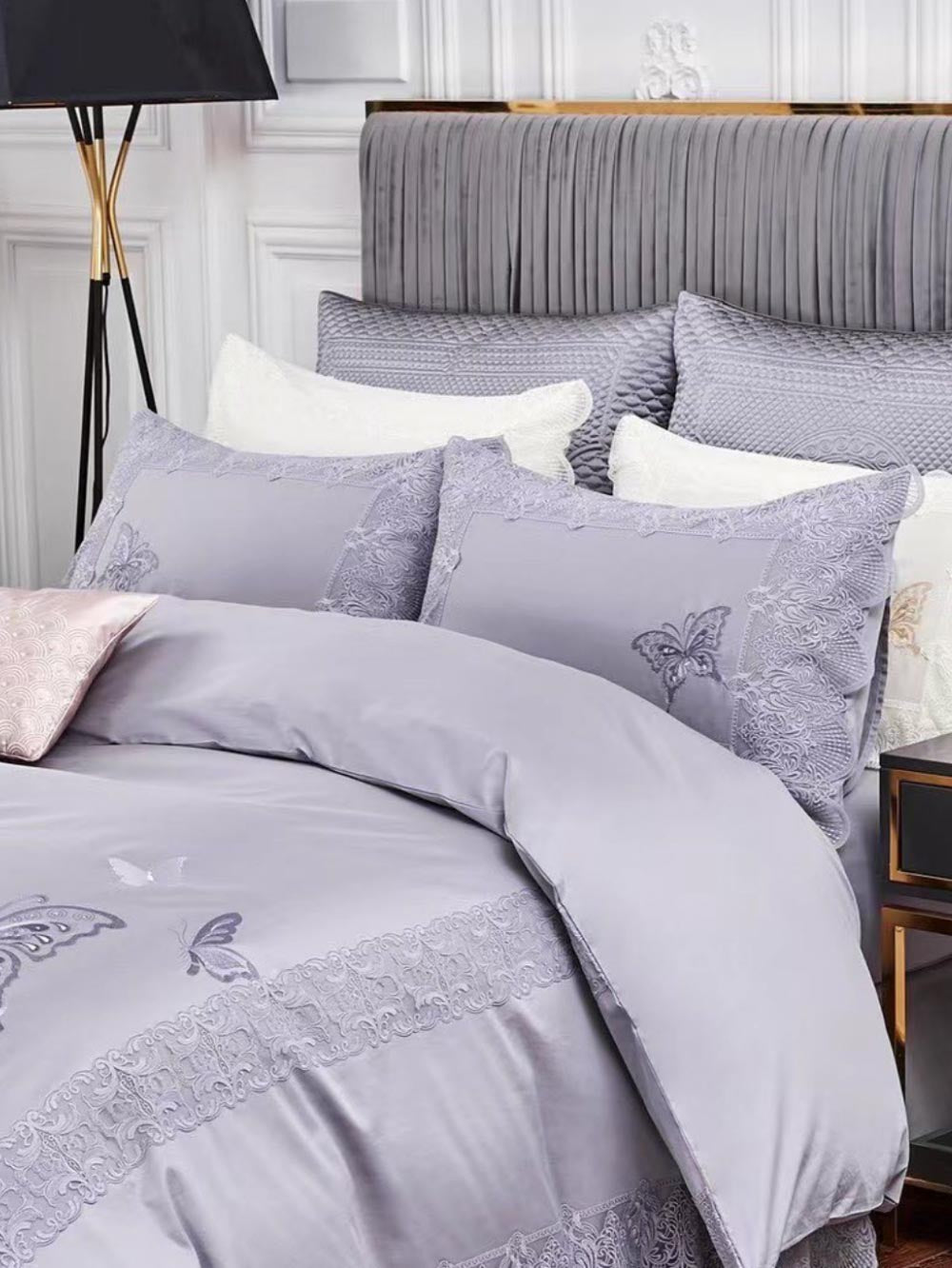 PRABANGUS PREMIUM SATINO PATALYNĖS KOMPLEKTAS SU PRANCŪZIŠKAIS NĖRINIAIS "MADAM BUTTERFLY LILAC"