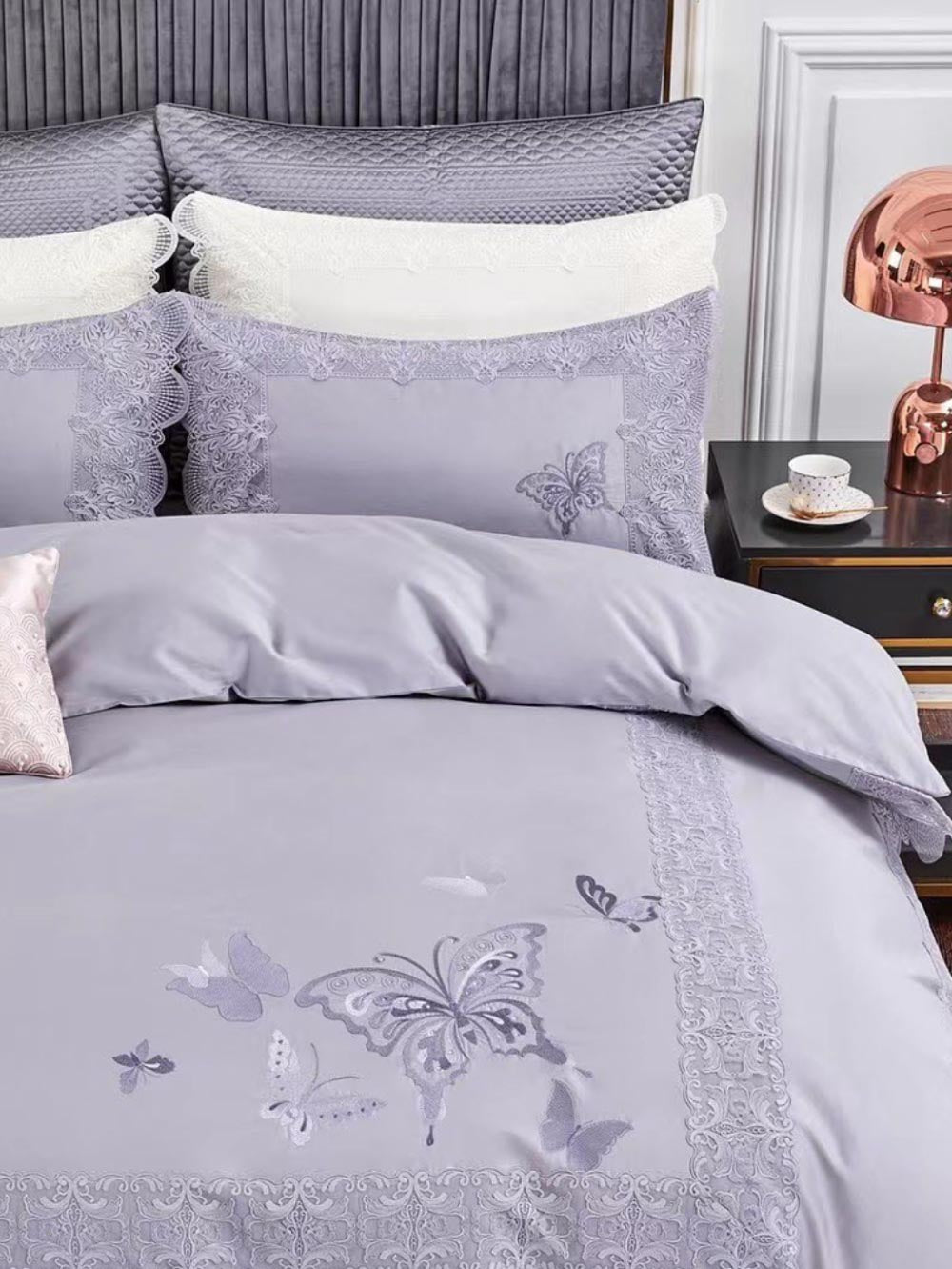 PRABANGUS PREMIUM SATINO PATALYNĖS KOMPLEKTAS SU PRANCŪZIŠKAIS NĖRINIAIS "MADAM BUTTERFLY LILAC"