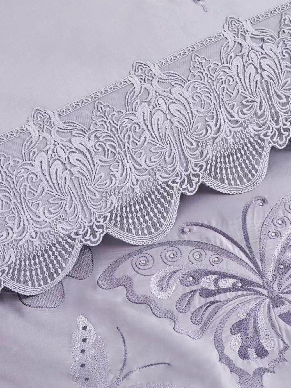 PRABANGUS PREMIUM SATINO PATALYNĖS KOMPLEKTAS SU PRANCŪZIŠKAIS NĖRINIAIS "MADAM BUTTERFLY LILAC"