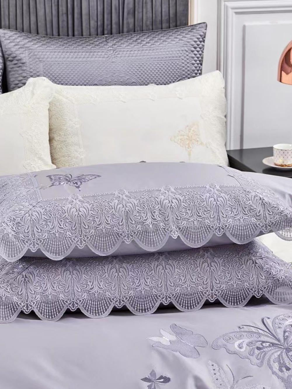 PRABANGUS PREMIUM SATINO PATALYNĖS KOMPLEKTAS SU PRANCŪZIŠKAIS NĖRINIAIS "MADAM BUTTERFLY LILAC"