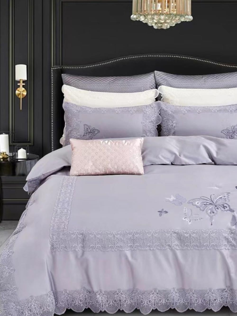 PRABANGUS PREMIUM SATINO PATALYNĖS KOMPLEKTAS SU PRANCŪZIŠKAIS NĖRINIAIS "MADAM BUTTERFLY LILAC"