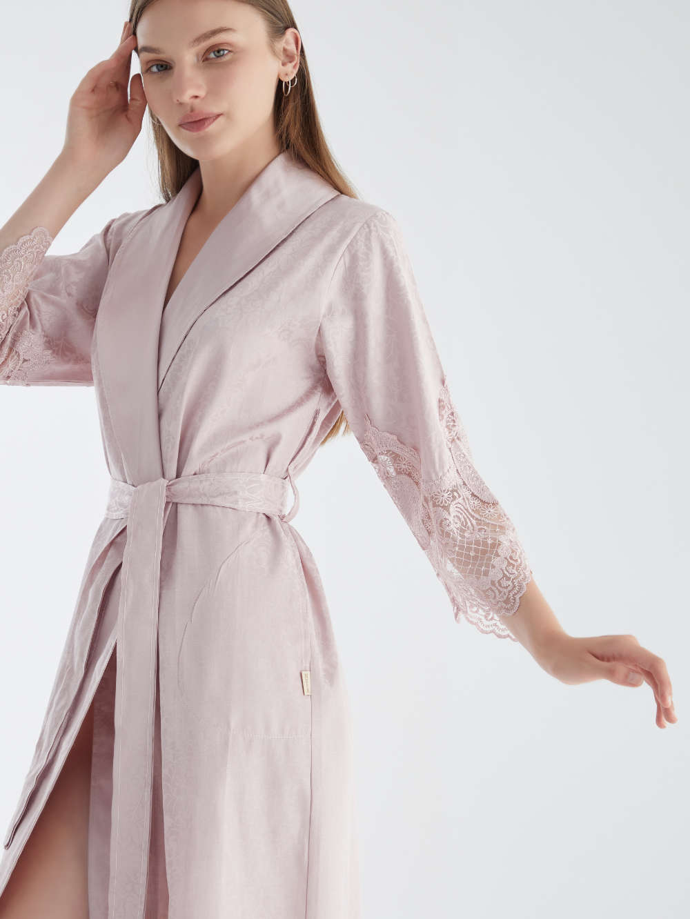 ŽAKARDINIS CHALATAS MOTERIMS SU NĖRINIAIS - BOUDOIR PUDRA - M-2XL