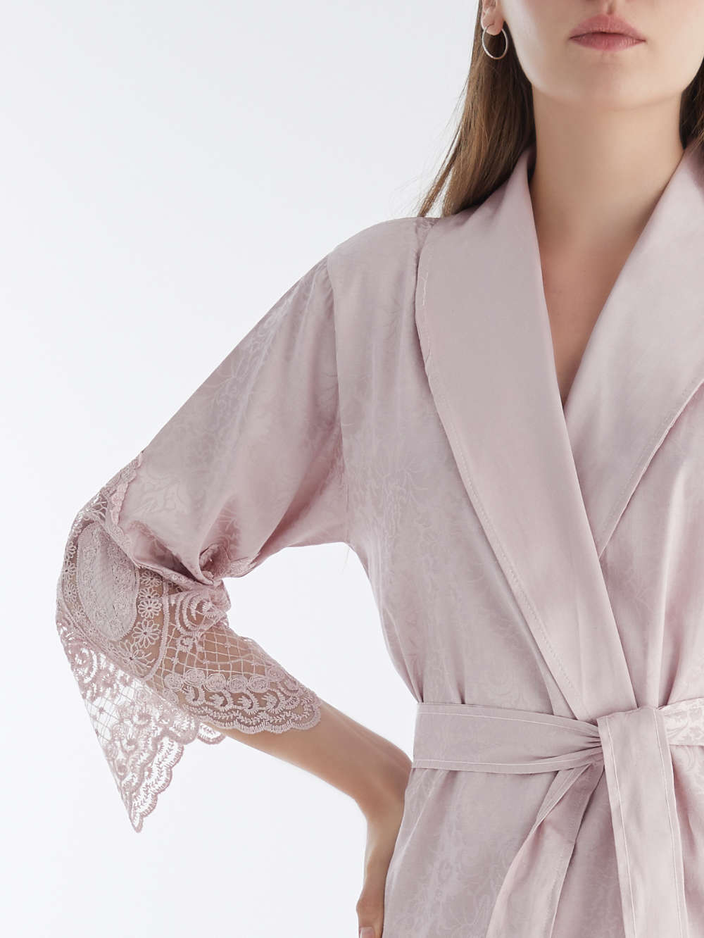 ŽAKARDINIS CHALATAS MOTERIMS SU NĖRINIAIS - BOUDOIR PUDRA - M-2XL