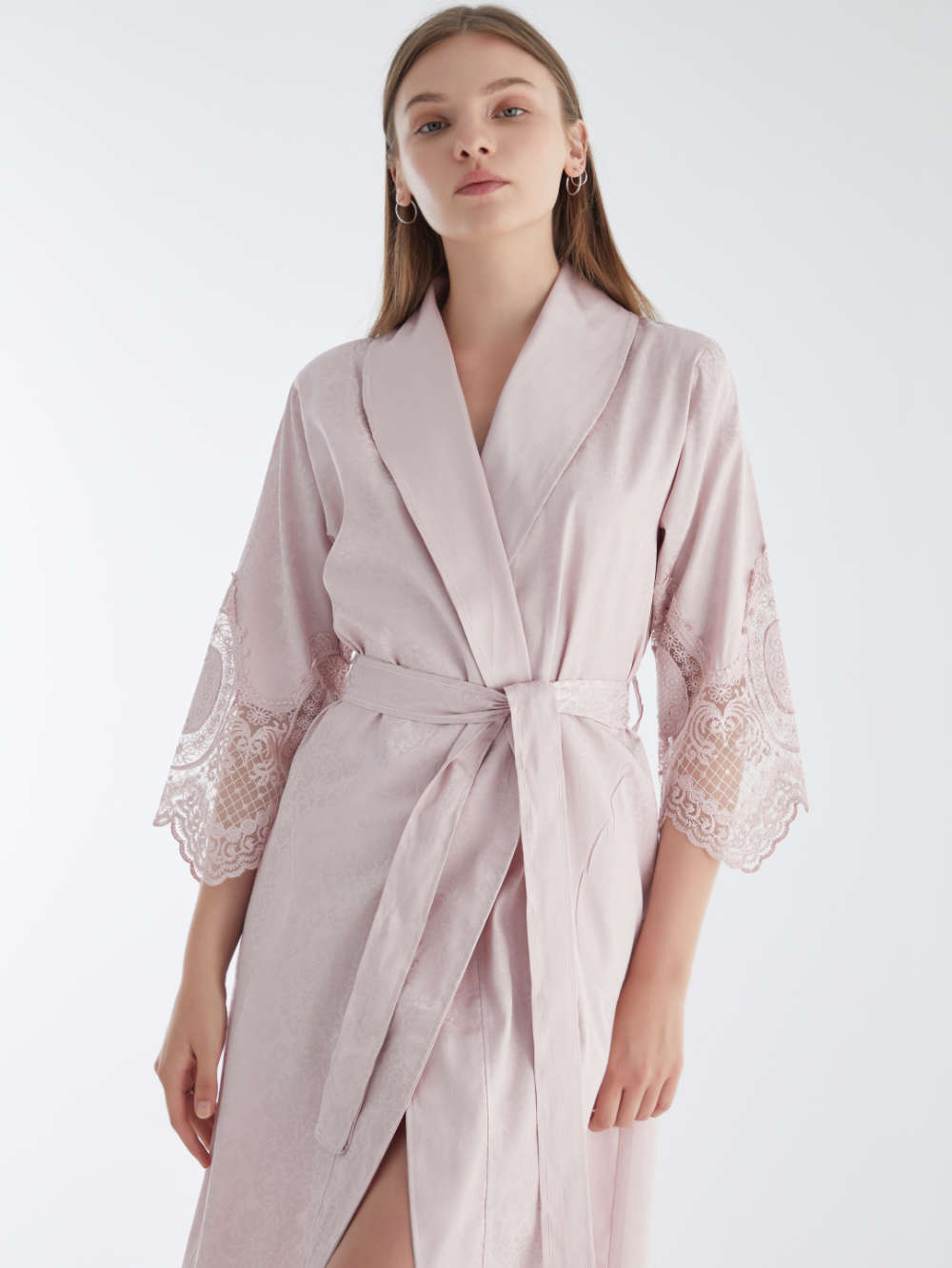 ŽAKARDINIS CHALATAS MOTERIMS SU NĖRINIAIS - BOUDOIR PUDRA - M-2XL