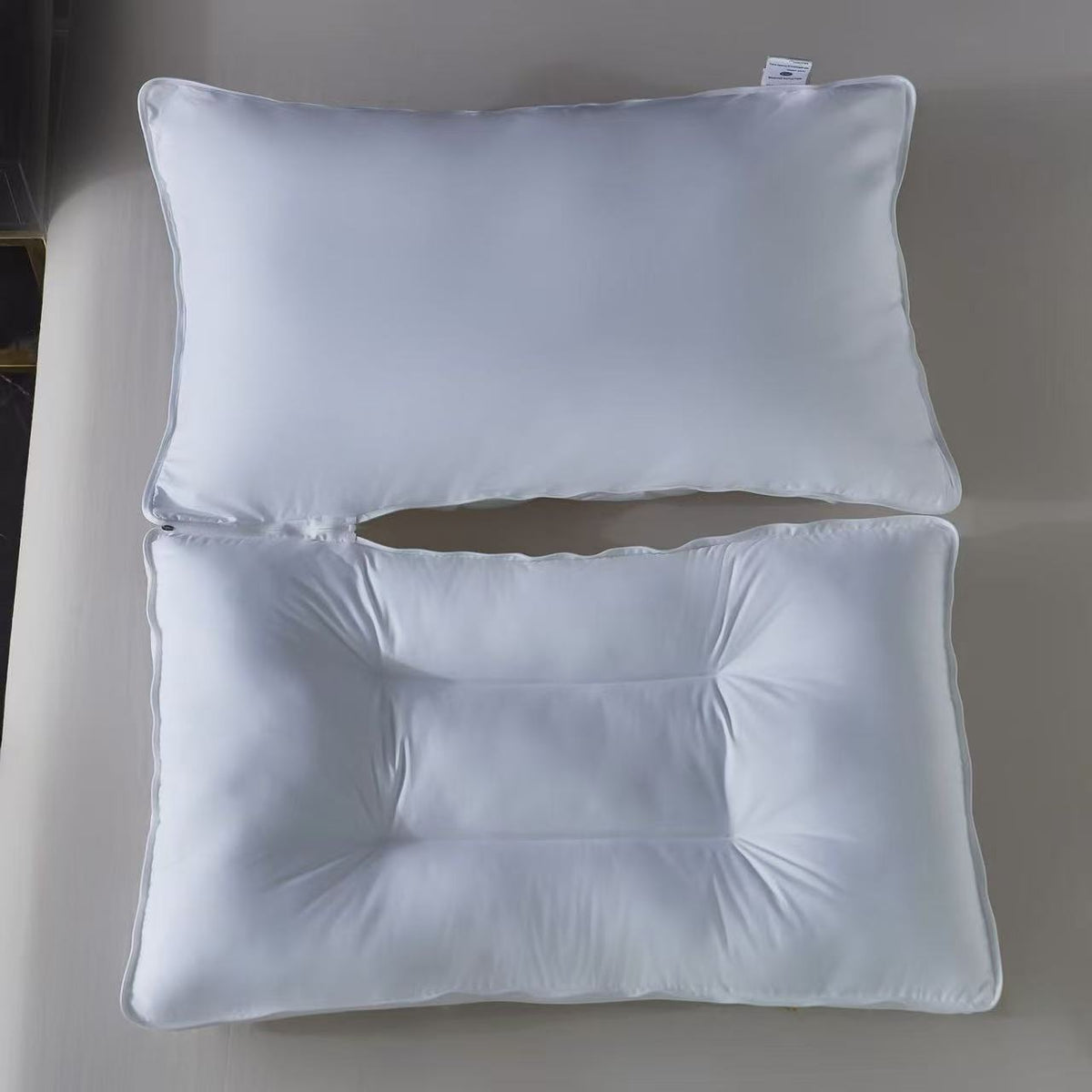 Dvi atskiros Santfair 50 × 70 cm pagalvės iš vienos 2-in-1 reguliuojamo aukščio pagalvės konstrukcijos