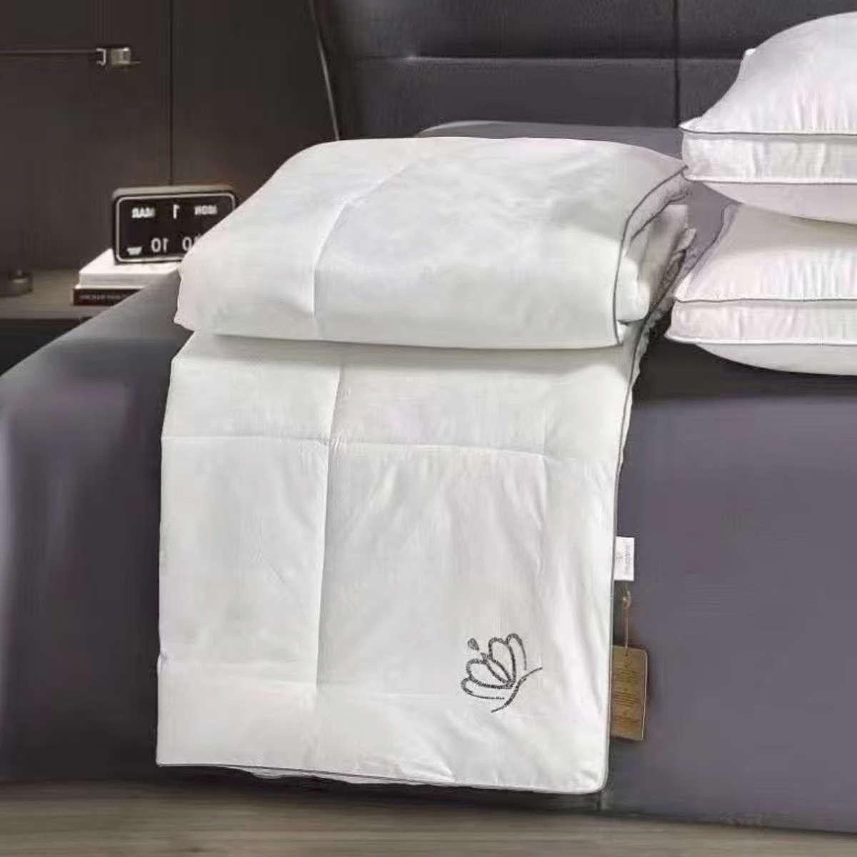 Dvigulė natūralaus šilko užpildo antklodė 200x230 cm „Debesėlis“