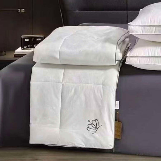 Dvigulė natūralaus šilko užpildo antklodė 200x230 cm „Debesėlis“