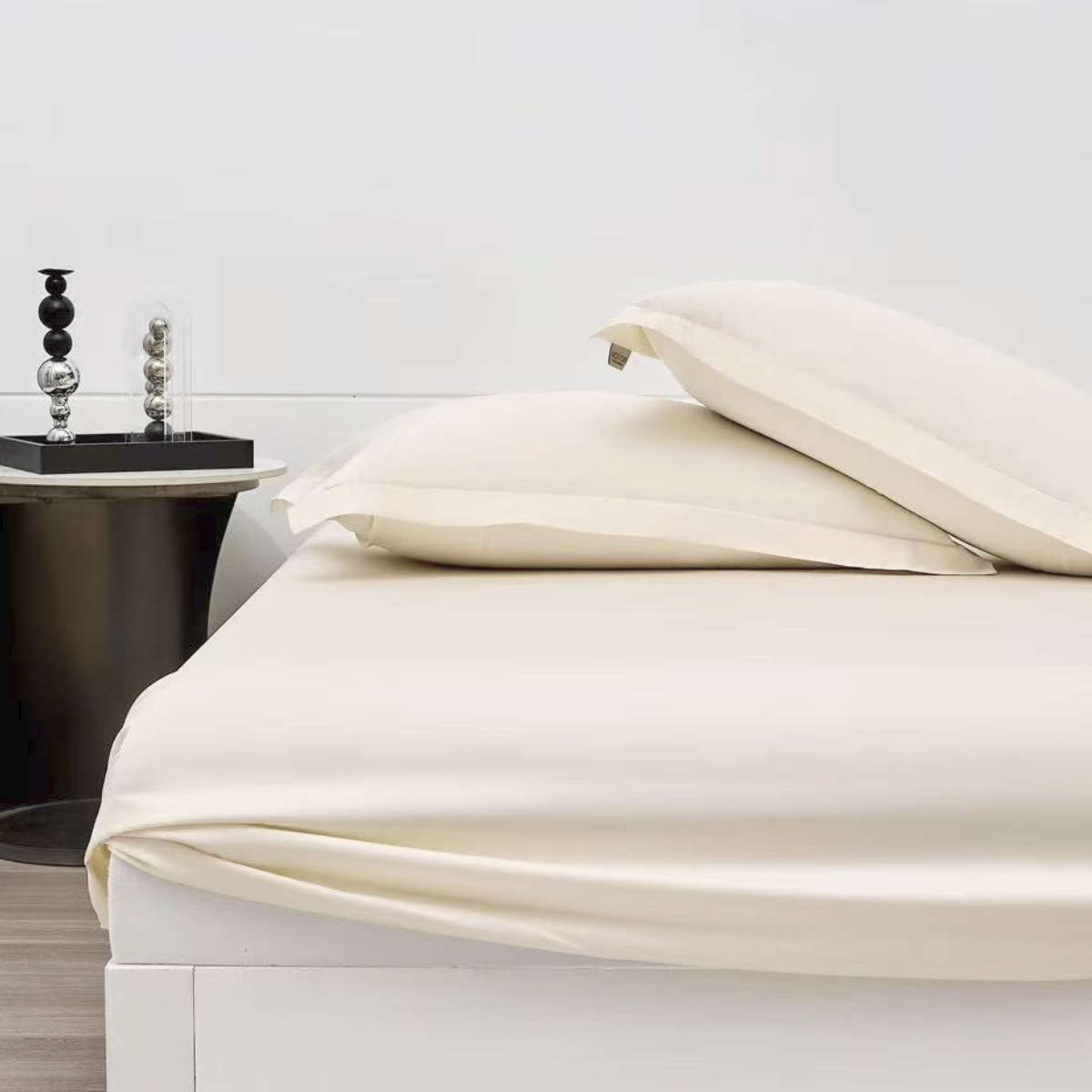 Gelsva satino paklodė su guma 180x200x25 cm + 2 pagalvių užvalkalai