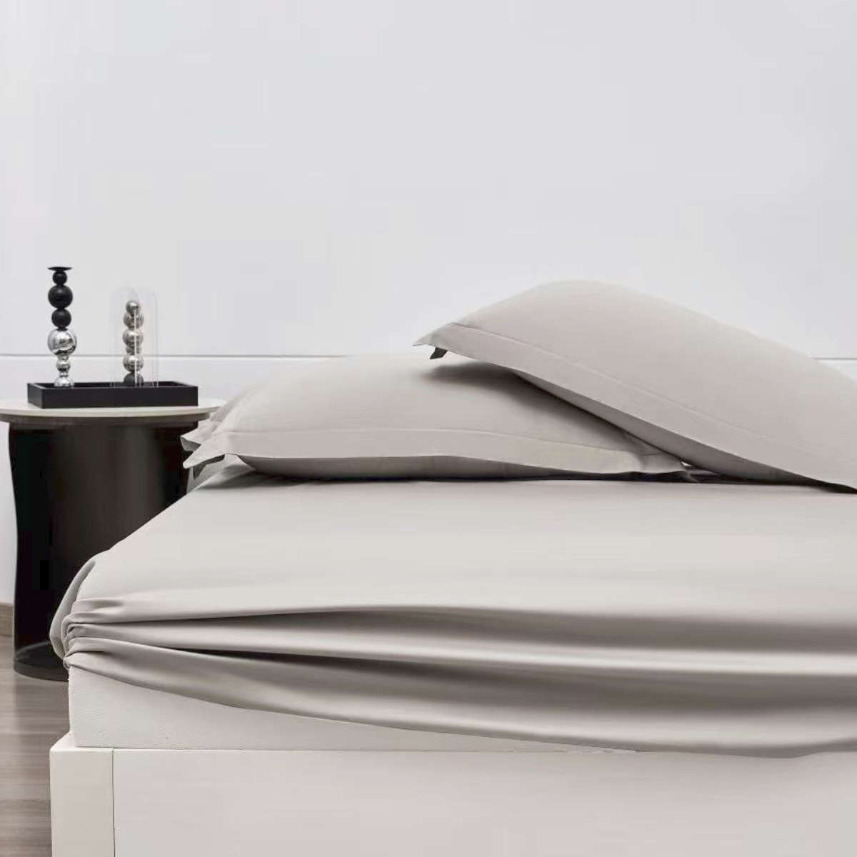 Rusva satino paklodė su guma 180x200x25 cm + 2 pagalvių užvalkalai