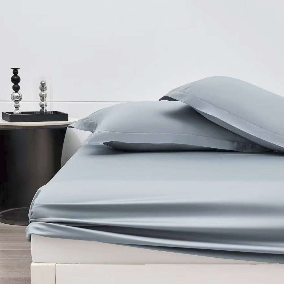 Žydra satino paklodė su guma 180x200x25 cm + 2 pagalvių užvalkalai