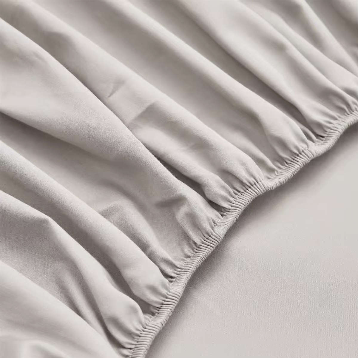 Satino paklodė su guma 180x200 rusva spalva