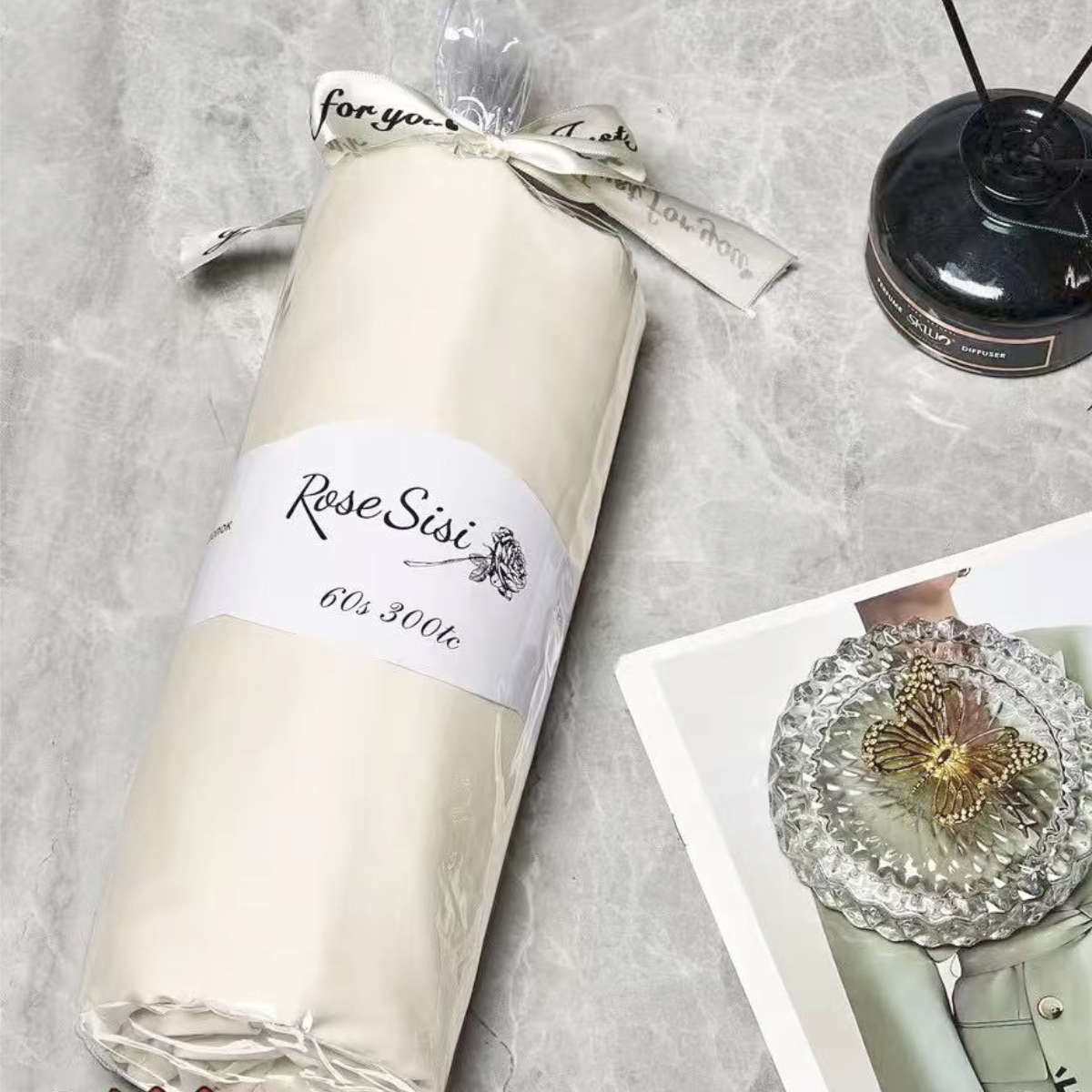 Gelsva paklodė su guma iš satino su 2 pagalvių užvalkalais