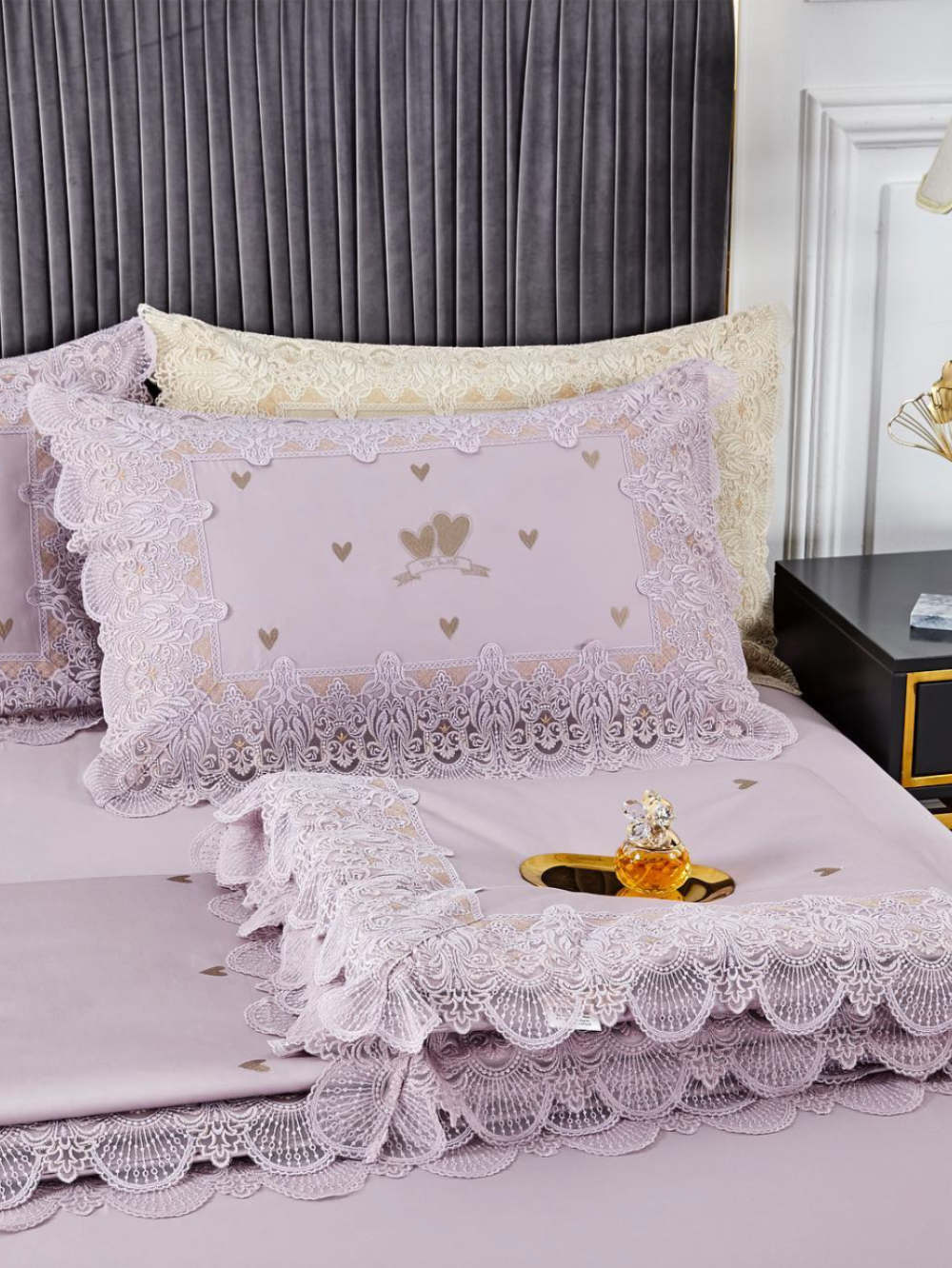 PRABANGUS PREMIUM SATINO PATALYNĖS KOMPLEKTAS SU NĖRINIAIS "YOU&ME LILAC"